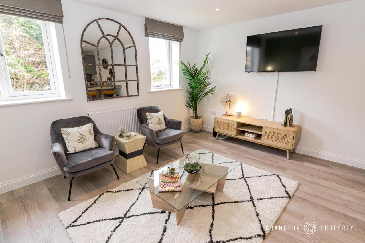 Bournecoast - Stylish Flat With Balcony - Sea Glimpses - 10 Min Walk To Beach - Parking - Wifi - Fm8406 Bournemouth Luaran gambar